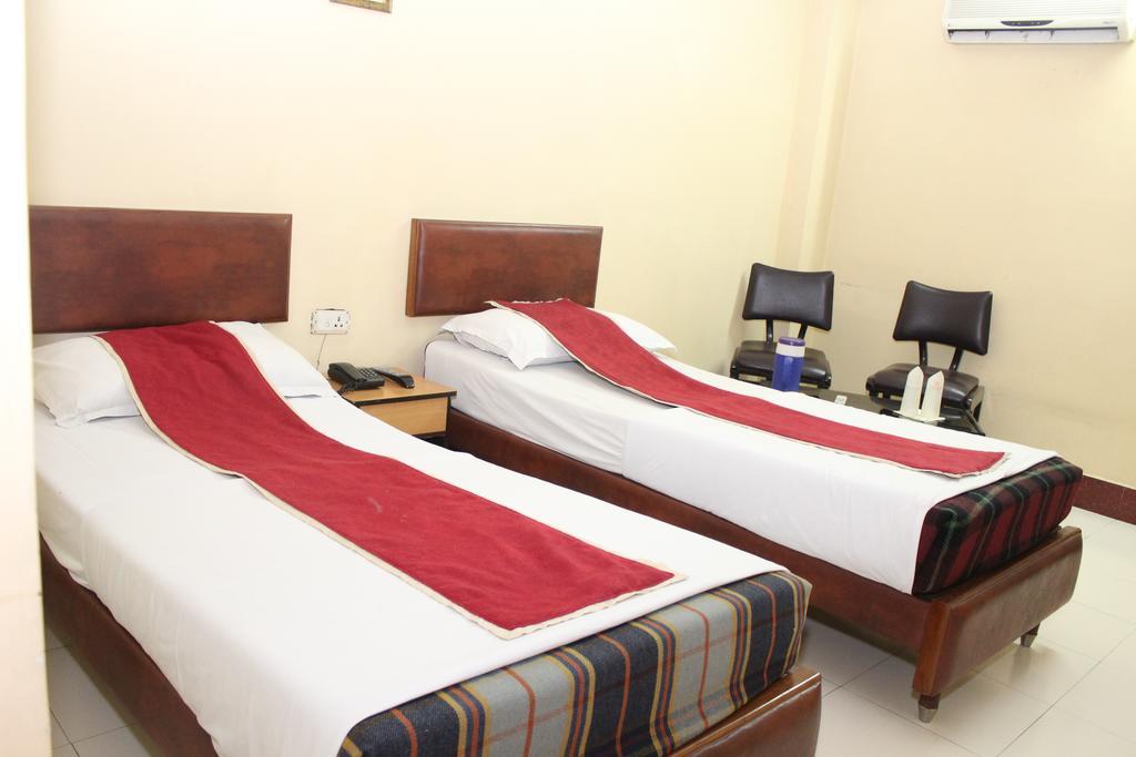Hotel Bengal International Силигури Стая снимка