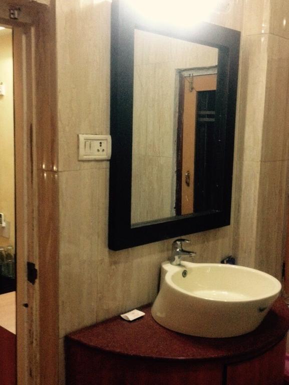 Hotel Bengal International Силигури Стая снимка