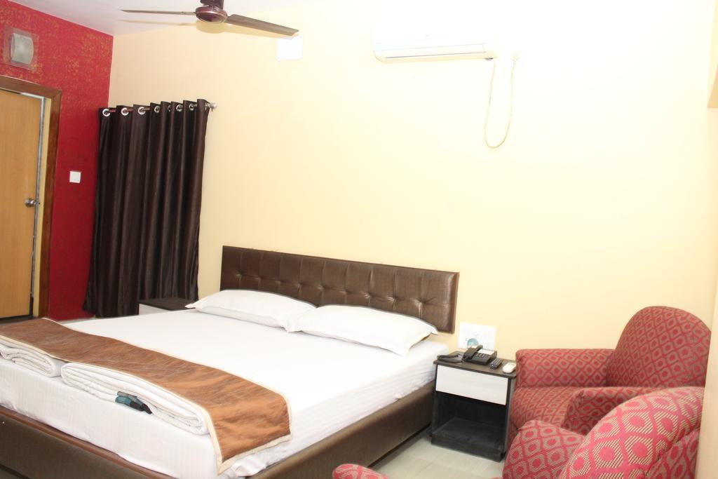 Hotel Bengal International Силигури Стая снимка