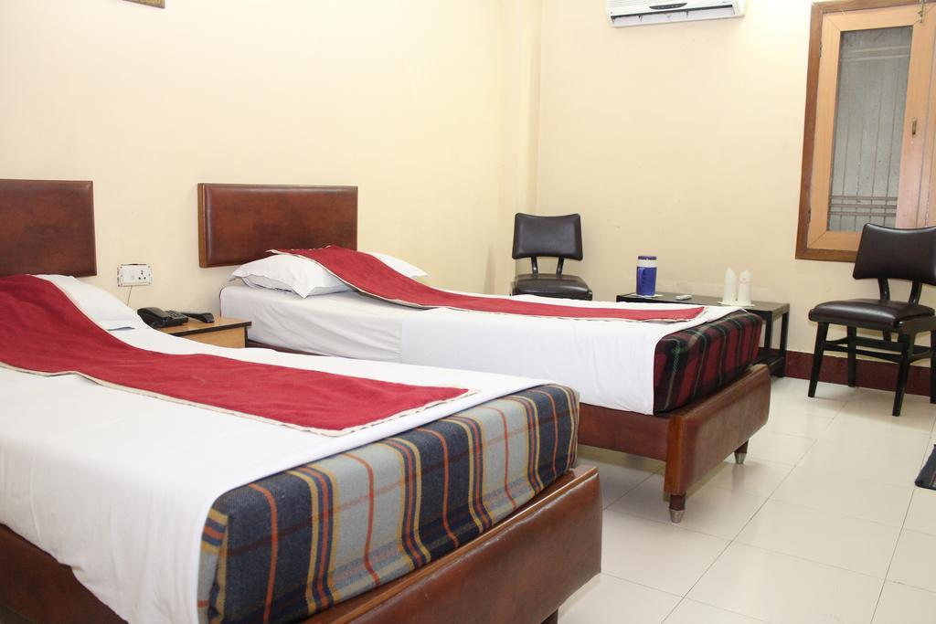 Hotel Bengal International Силигури Стая снимка